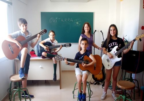 Cursos per xiquets-tes Almenara – GUITARRA INICIACIÓ XIQUETS-TES Cursos per xiquets-tes Almenara - GUITARRA INICIACIÓ XIQUETS-TES